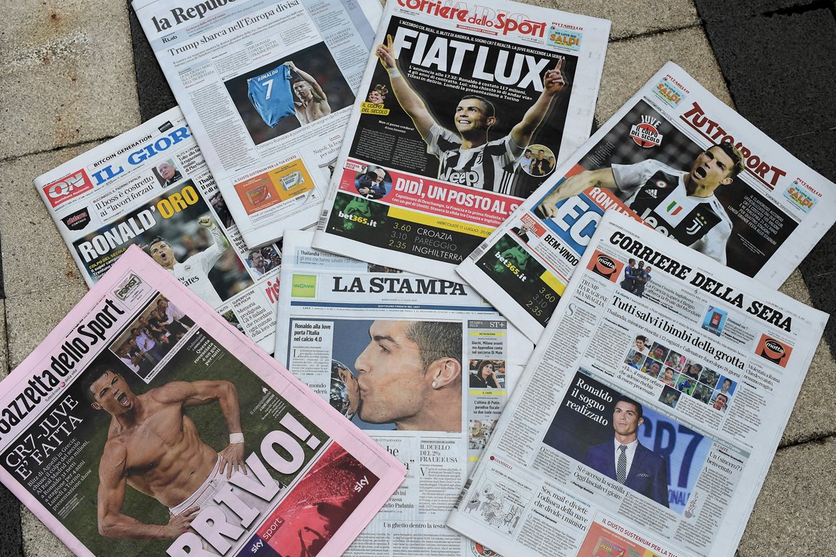 Las portadas de los diarios italianos fueron inundados por Cristiano Ronaldo. (Foto Prensa Libre: AFP)