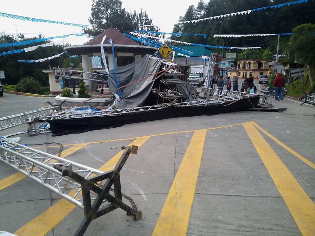 La tarima donde el presidente Jimmy Morales daría un discurso fue derribada por un camión, en San Lorenzo, San Marcos. (Foto Prensa Libre: Whitmer Barrera)
