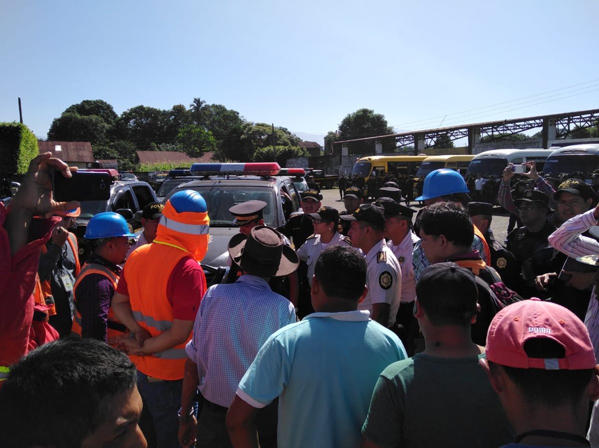 Luego de 23 días sin energía eléctrica, Energuate reestableció el servicio en comunidades de Coatepeque y Flores Costa Cuca; 2 mil 300 familias eran las afectadas. (Foto Prensa Libre: Cortesía Energuate)
