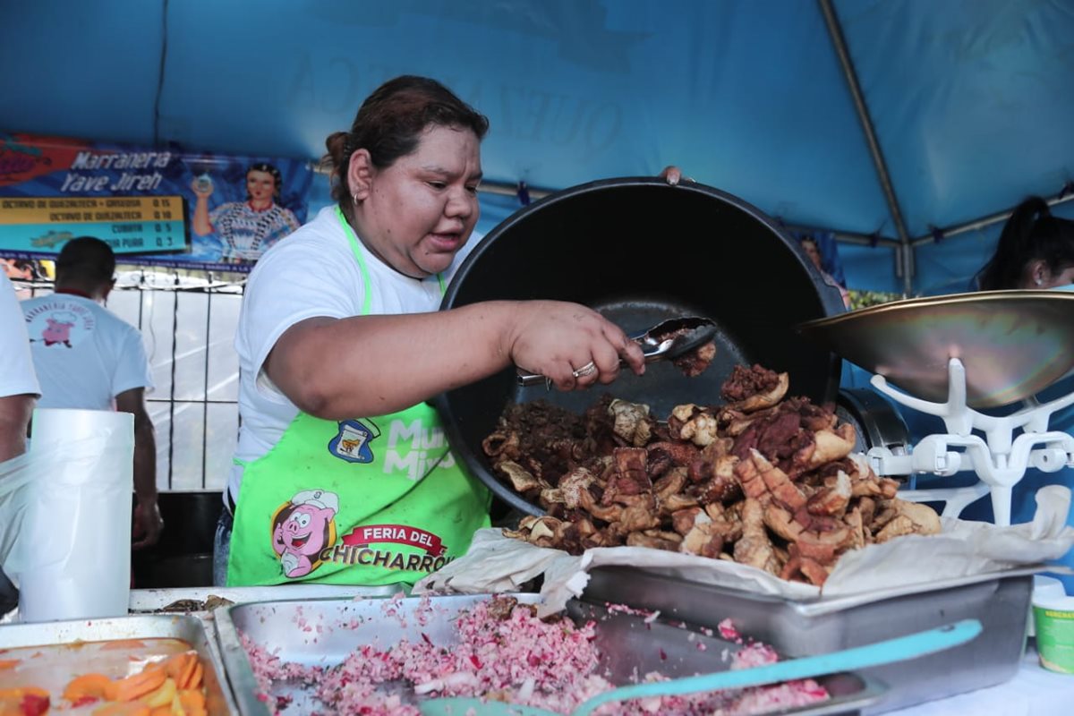 Una de las vendedoras de chicharrón que participa en la tercera Feria del Chicharrón en Mixco. (Foto Prensa Libre: Juan Diego González).