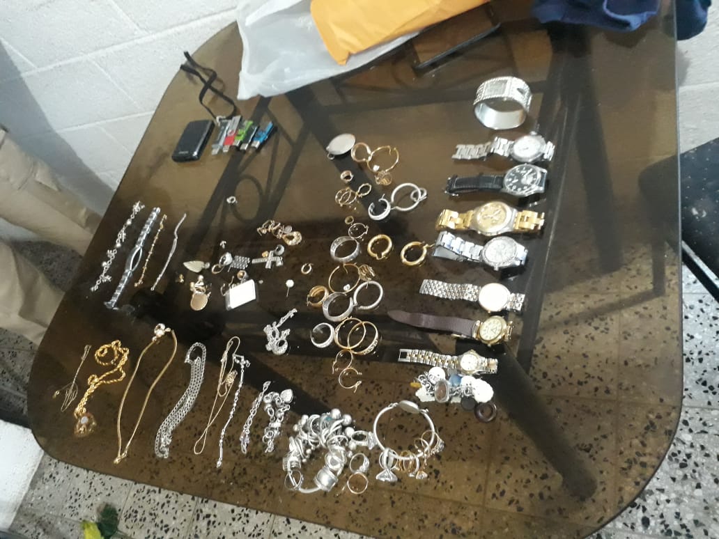 Estas son algunas de las pertenencias de turistas que fueron despojadas por los asaltantes. (Foto Prensa Libre: Hemeroteca PL)