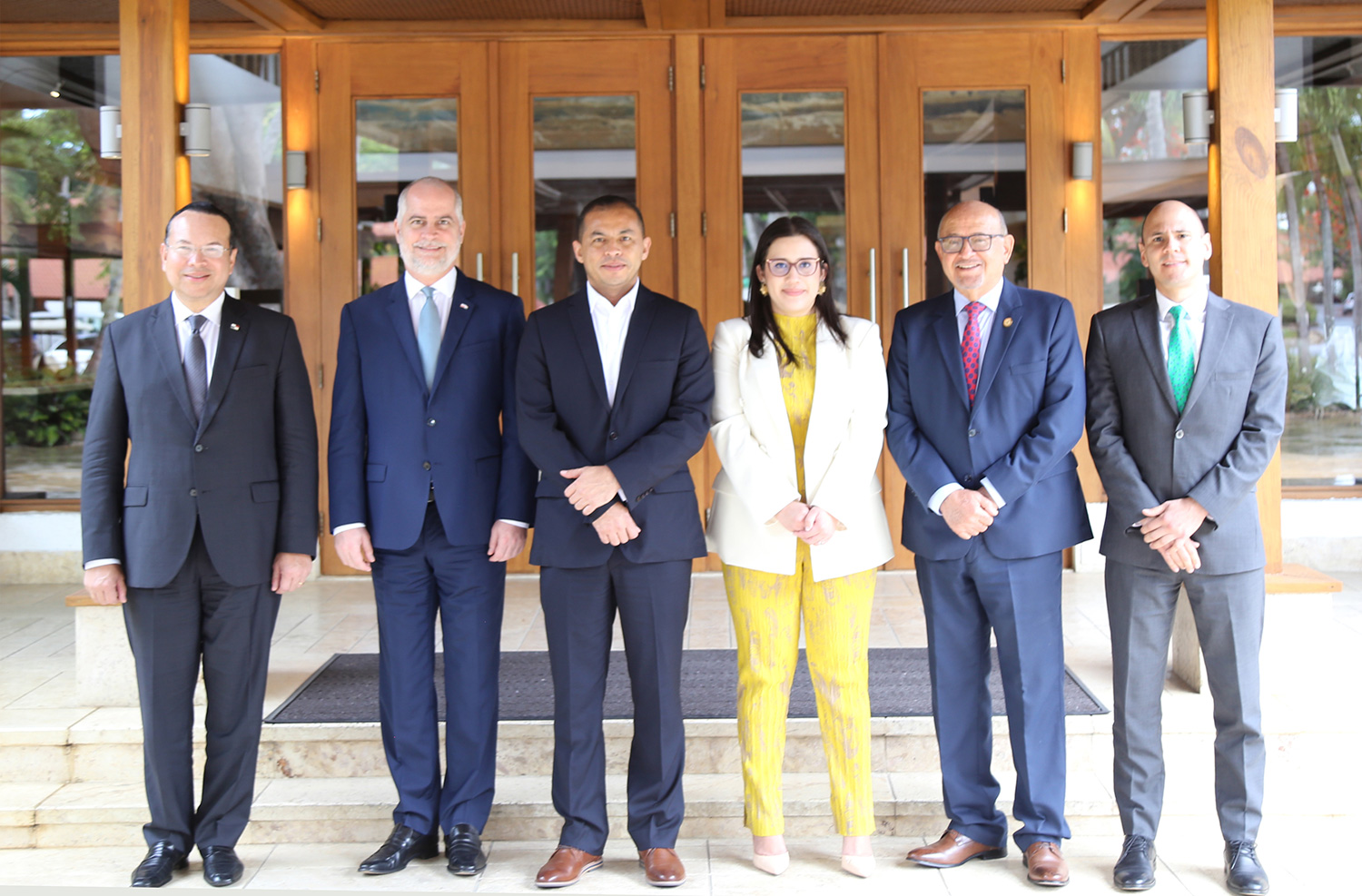 De izquierda a derecha: Amauri Castillo, Superintendente de Bancos de Panamá; Alejandro Fernández Whipple, Superintendente de Bancos de República Dominicana; Mario Menéndez, Superintendente del Sistema Financiero de El Salvador y Presidente del CCSBSO; Alba Luz Valladares O´connor, Comisionada Propietaria de la Comisión Nacional de Bancos y Seguros de Honduras; Erick Armando Vargas Sierra, Superintendente de Bancos de Guatemala; y, Esteban Gómez González, Superintendente Delegado para Conglomerados Financieros de la Superintendencia Financiera de Colombia, y equipos técnicos de los países que integran el CCSBSO.