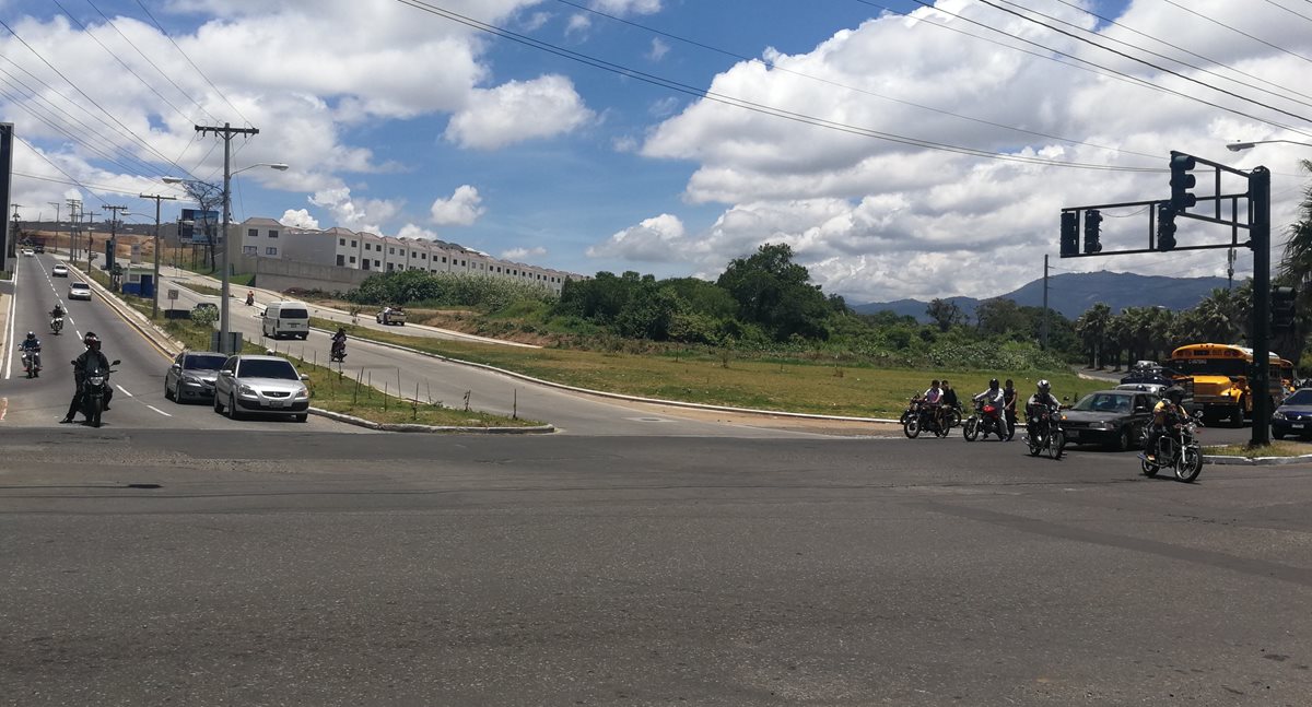 Vehículos provenientes de El Naranjo y Bosques de San Nicolás esperan que el semáforo ceda el paso para ir a Lo de Fuentes y Las Minervas. (Foto Prensa Libre: Edwin Pitán)