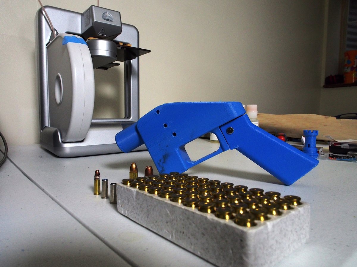 Una pistola Liberator junto a la impresora 3D en la que se fabricaron sus componentes en Hanover, Maryland, EE. UU. (Foto Prensa Libre:AFP)