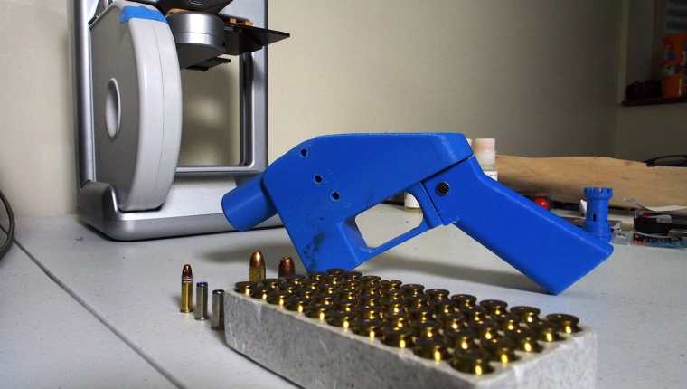 Una pistola Liberator junto a la impresora 3D en la que se fabricaron sus componentes en Hanover, Maryland, EE. UU. (Foto Prensa Libre:AFP)
