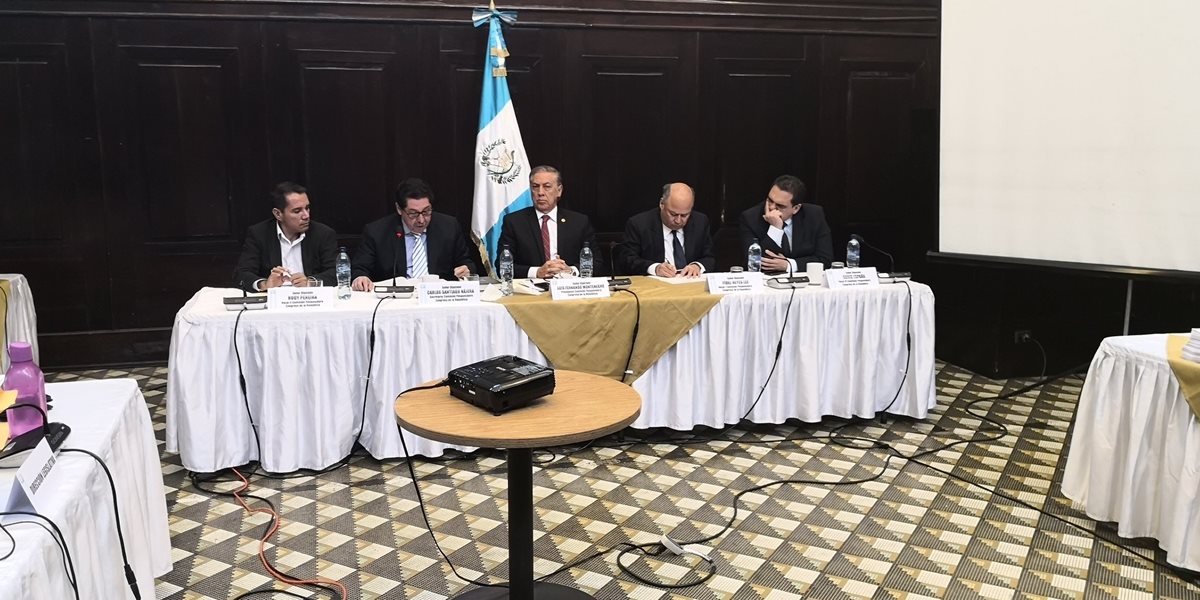 Los miembros de la Comisión Pesquisidora se reunieron este viernes en el Salón del Pueblo del Congreso. (Foto Prensa Libre: Carlos Álvarez)