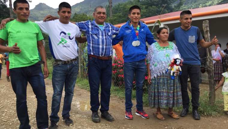 Mario Pacay ganador de dos medallas de plata en los Juegos Centroamericanos y del Caribe, Barranquilla 2018 recibió el cariño de su familia. (Foto Prensa Libre: Cortesía La Red)