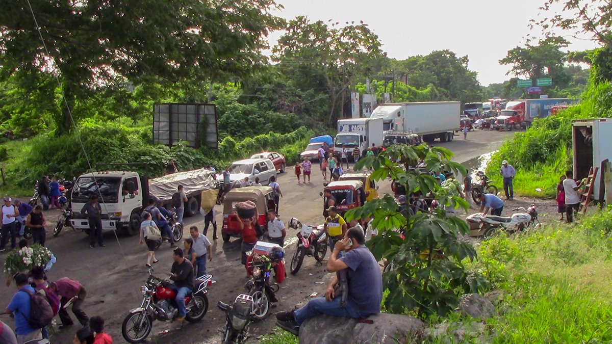 El bloqueo en el km 178 de la ruta al suroccidente causó caos vehicular. (Foto Prensa Libre: Rolando Miranda).