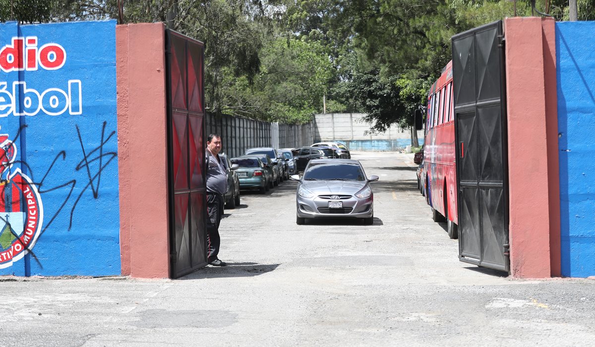 Uno por uno y en sus vehículos particulares los jugadores de Municipal salieron del estadio El Trébol, sin ofrecer declaraciones. (Foto Prensa Libre: Francisco Sánchez).