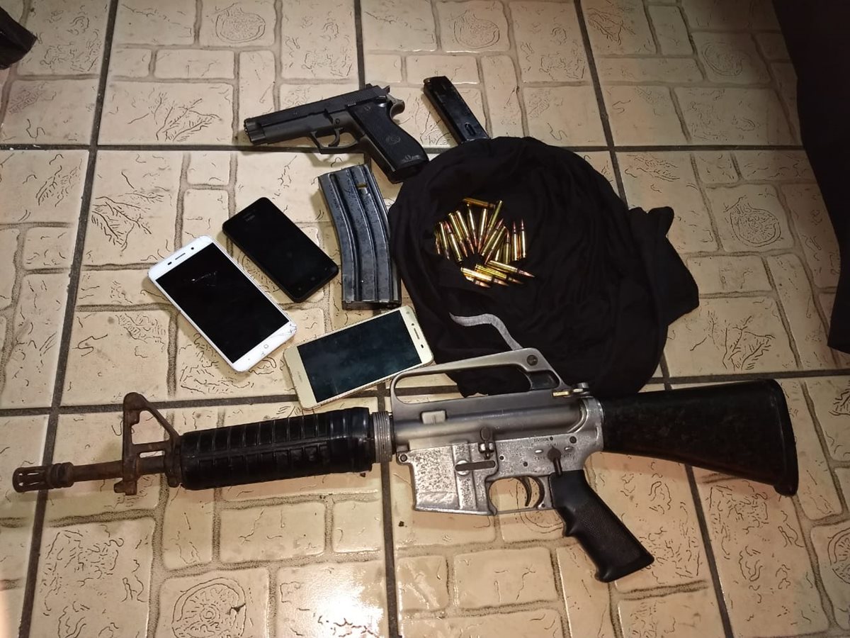 Fusil incautado a cuatro supuestos pandilleros en la colonia, El Milagro, zona 6 de Mixco.(Foto Prensa Libre: PNC)