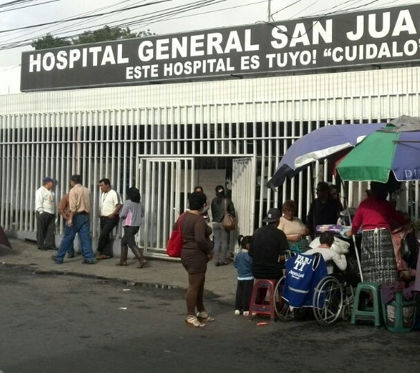 El área de cuidados intensivos pediátricos del Hospital San Juan de Dios está saturada, y atiende el triple de pacientes. (Foto Prensa Libre: Hemeroteca PL)