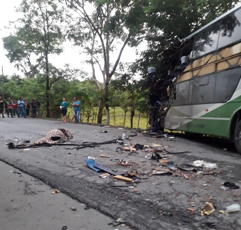 El choque entre el bus de transporte colectivo y el tráiler ocurrió durante la madrugada de este domingo. (Foto Prensa Libre: Dony Stewart)
