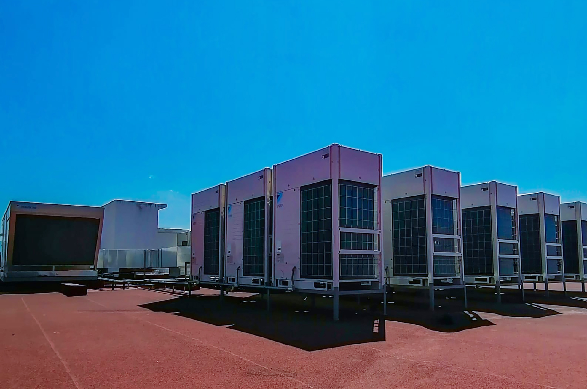 Aires acondicionados con tecnología de volumen variable, se encienden de acuerdo con la demanda que se tiene en los espacios del edificio administrativo de BAC Credomatic (COE). 