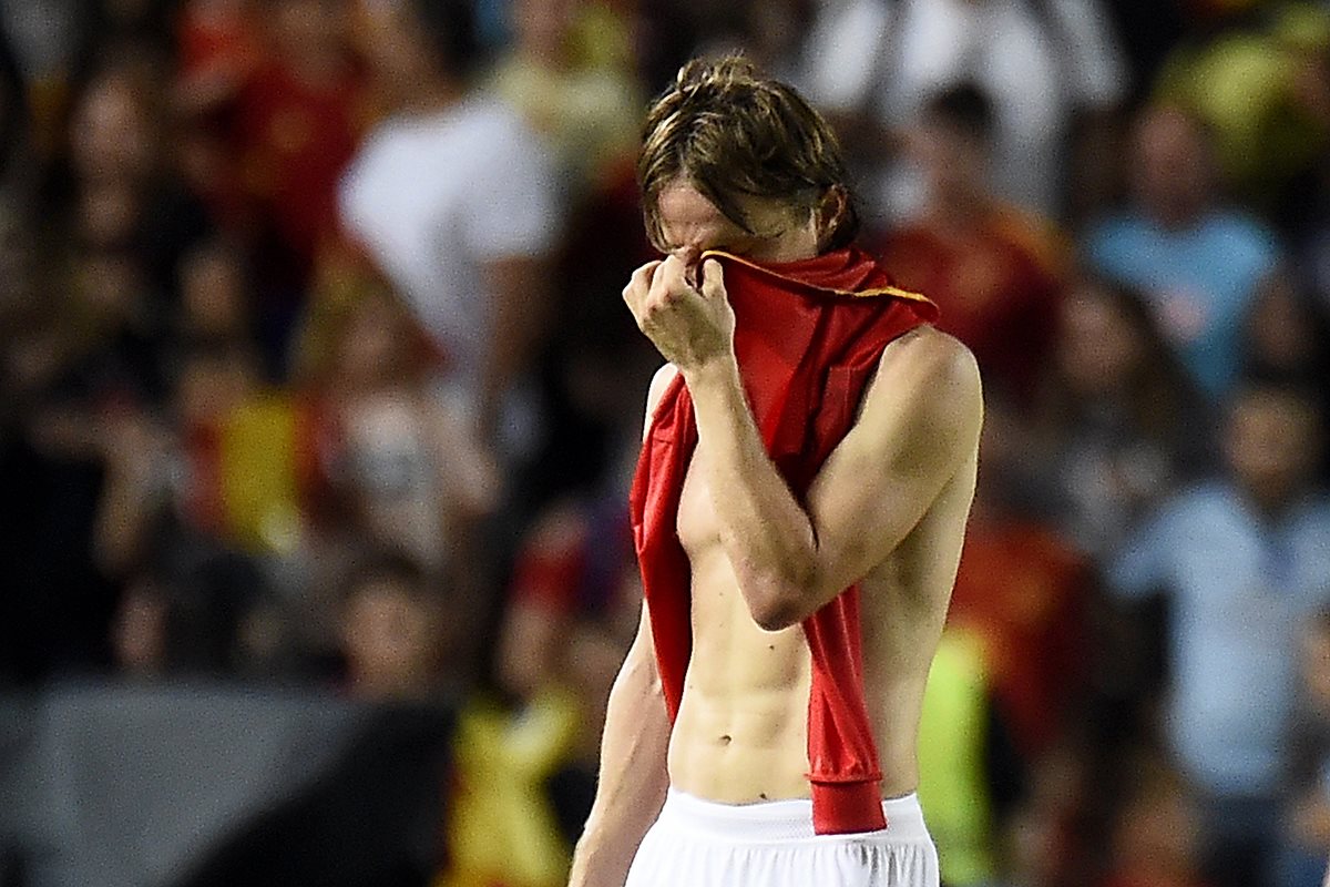 Luka Modric se lamenta al finalizar el partido España - Croacia que terminó en goleada 6 -0. (Foto Prensa Libre: AFP)