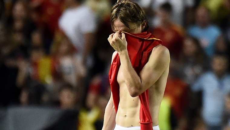 Luka Modric se lamenta al finalizar el partido España - Croacia que terminó en goleada 6 -0. (Foto Prensa Libre: AFP)