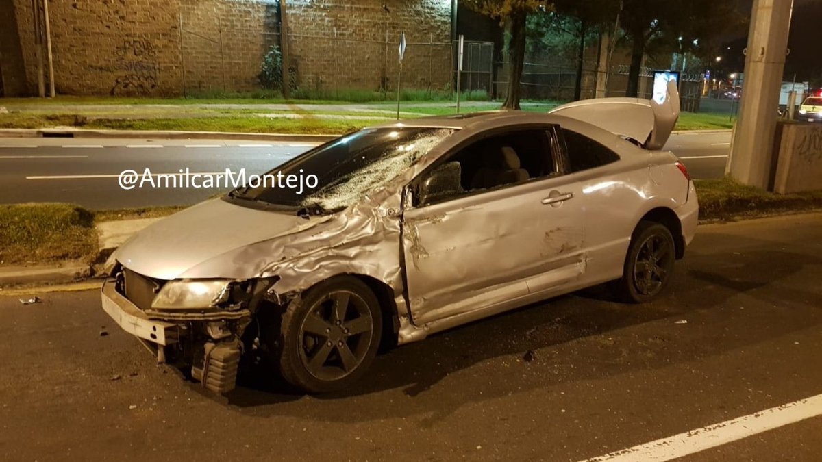 El carro que chocó contra el motorista en El Periférico quedó en contra de la vía. (Foto Prensa Libre: Amílcar Montejo)