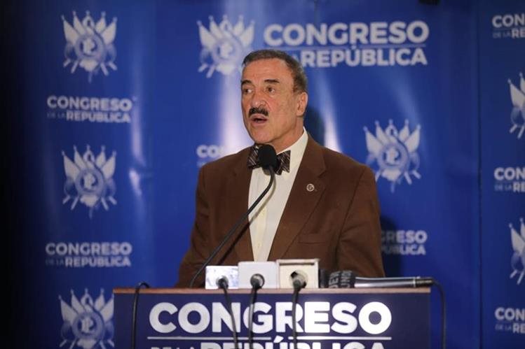 El diputado de la bancada Partido de Avanzada Nacional (PAN), Fernando Linares Beltranena, explicó el dictamen favorable a dos iniciativas de ley. (Foto Prensa Libre: Hemeroteca)
