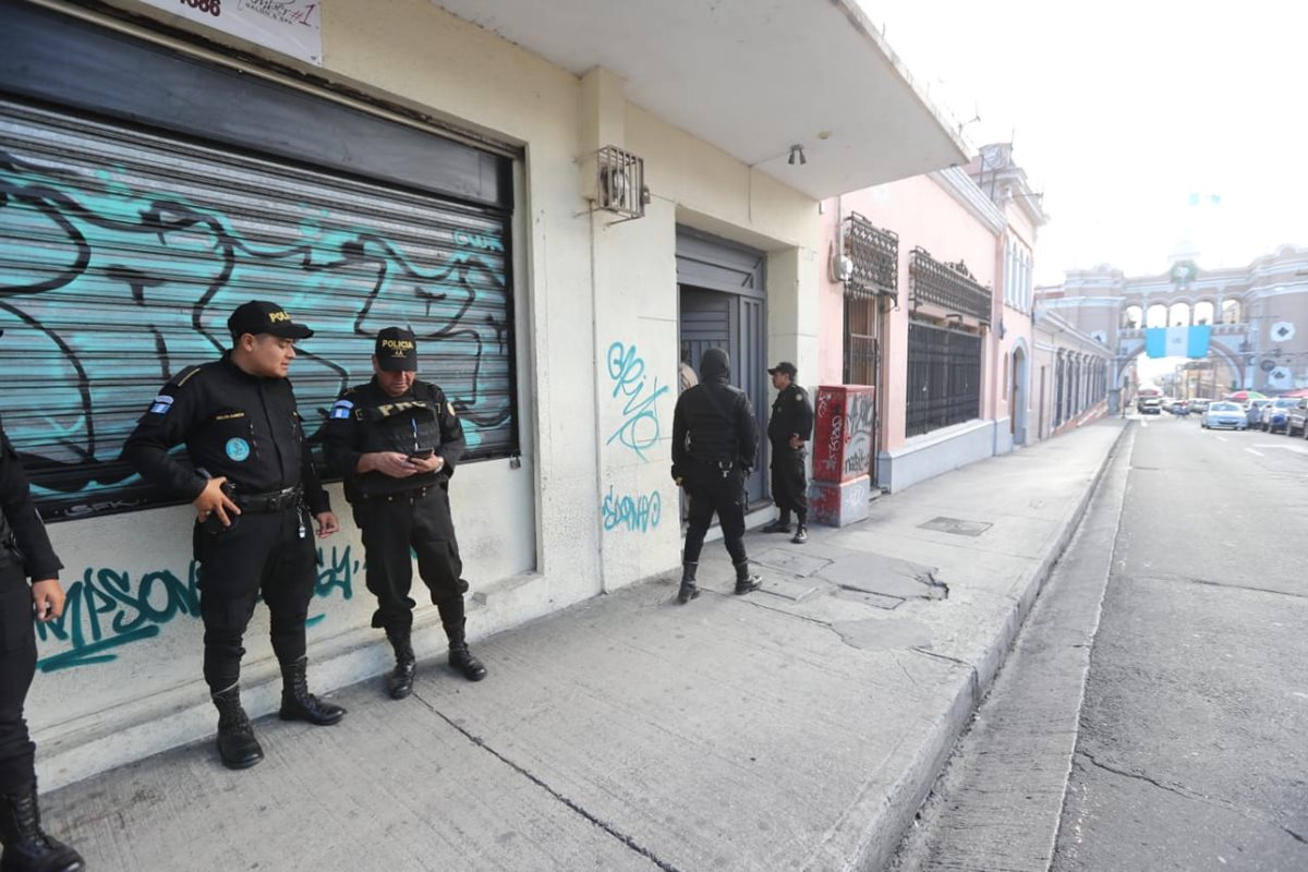 Uno de los allanamientos se realizó en la 12 calle, 6-51, zona 1 en donde incautaron Q100 mil y US$8 mil. (Foto Prensa Libre: Erick Ávila)