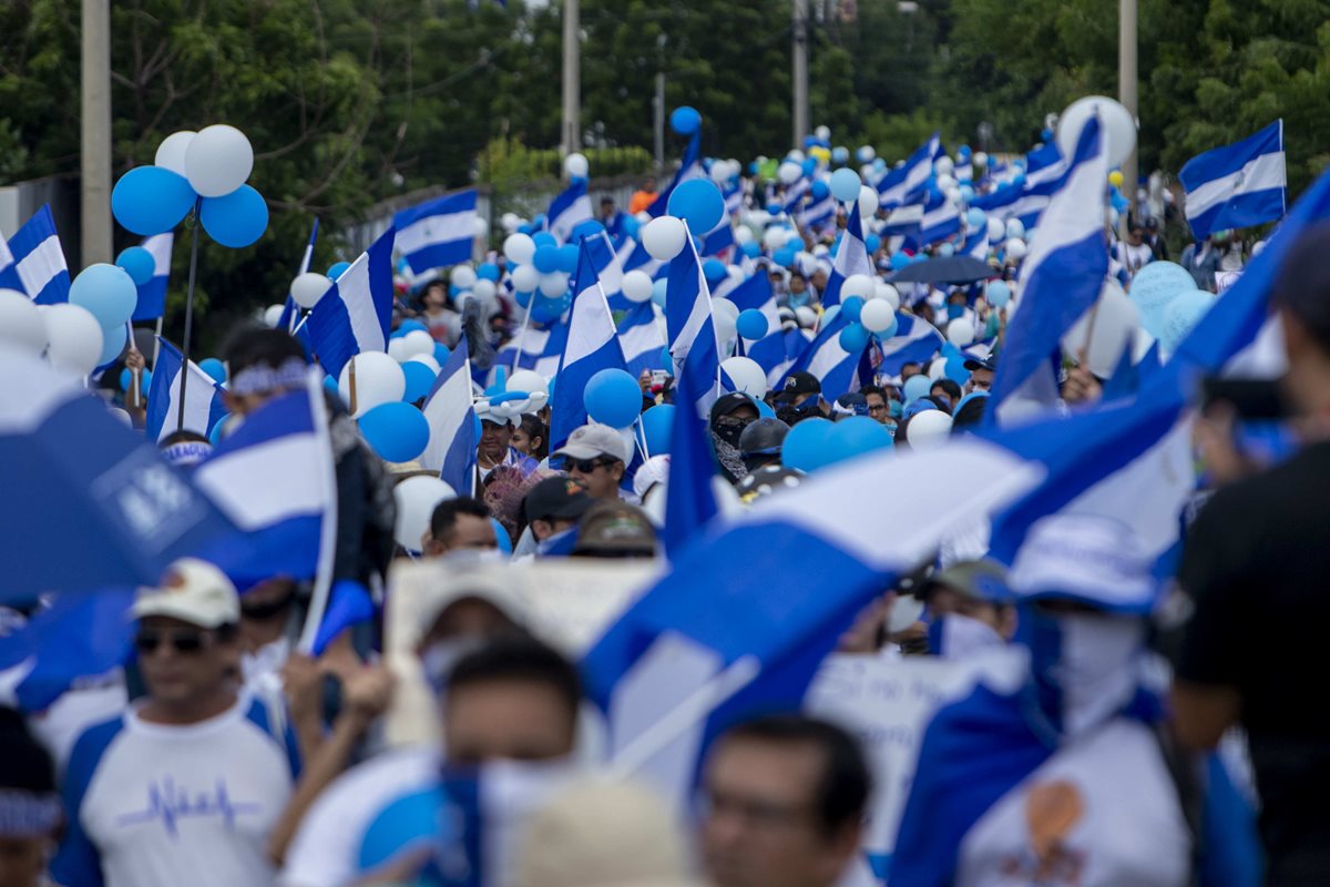 La protesta opositora de este domingo se realizó un día después de que miles de seguidores del gobierno marcharon en la capital para apoyar al gobierno Ortega. (Foto Prensa Libre: EFE)