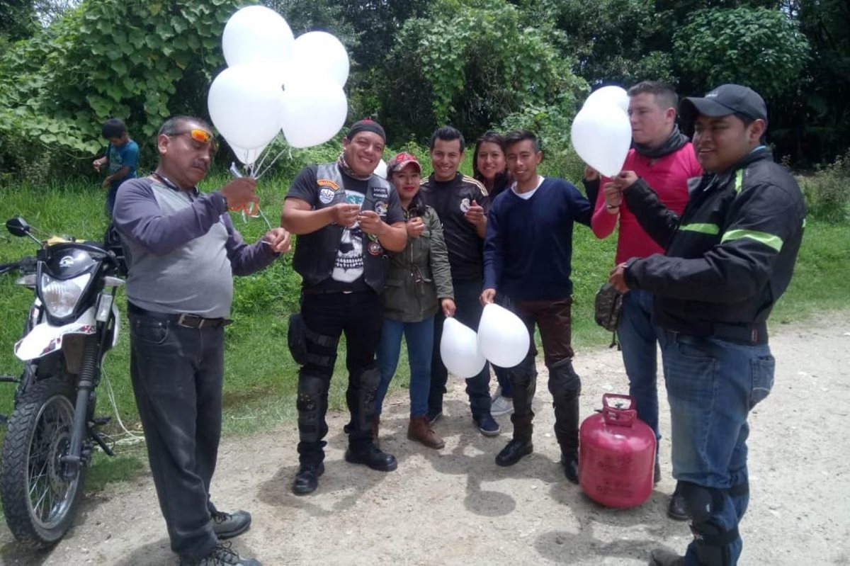 Integrantes del motoclub, la mayoría bomberos, enviaron globos con mensajes para su compañero Ciro Camey. (Foto Prensa Libre: María José Longo)