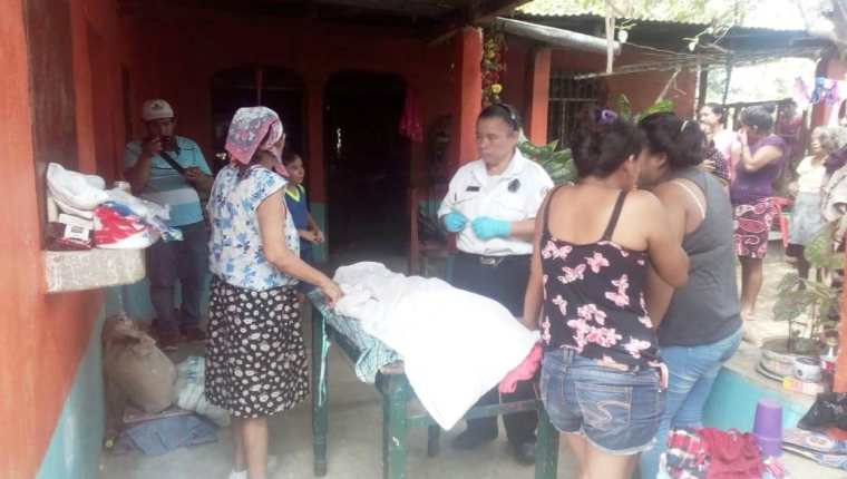 Familiares lamentan la muerte de Jani Yamilet Aldana, en Zacapa. (Foto Prensa Libre: Mario Morales).