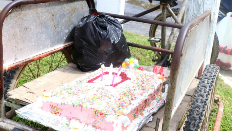 Pastel que sería para celebrar el cumpleaños de la menor. (Foto Prensa Libre: Dony Stewart).