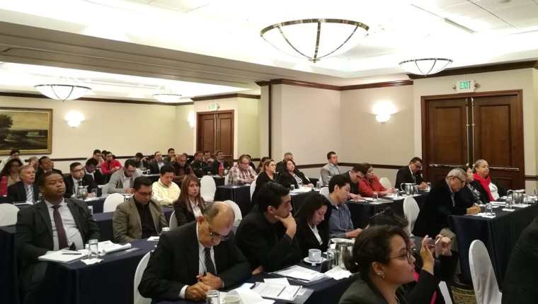 Contadores y auditores de organizaciones políticas participan en el taller de capacitación que ofreció el TSE en un hotel capitalino. (Foto Prensa Libre: Sergio Morales)