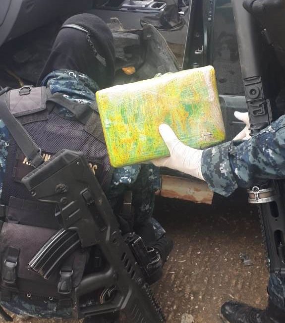 Los paquetes de cocaína estaban escondidos en dos vehículos, en total se decomisaron 62 paquetes. (Foto Prensa Libre: PNC)