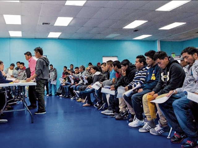 Guatemaltecos asisten a consulados móviles en EE. UU. para tramitar su DPI. (Foto Prensa Libre: Hemeroteca PL)