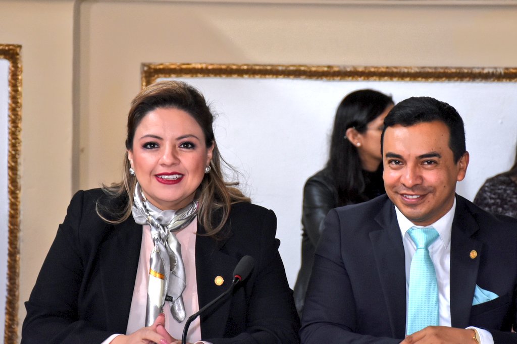 La canciller Sandra Jovel junto a su viceministro Pablo García Saenz, durante una citación de trabajo en el Congreso. (Foto Prensa Libre: Minex)