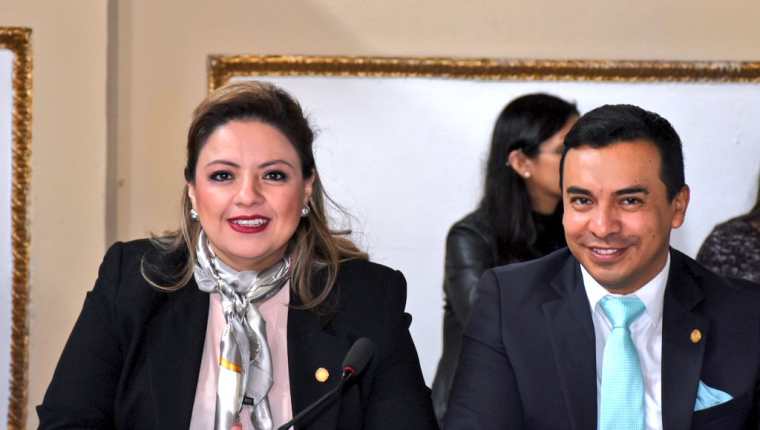 La canciller Sandra Jovel junto a su viceministro Pablo García Saenz, durante una citación de trabajo en el Congreso. (Foto Prensa Libre: Minex)