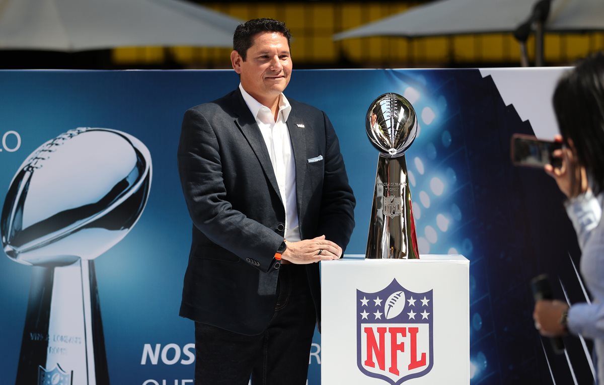 Chendo Chavarría, directivo de Visa Guatemala, muestra el trofeo de la NFL, que será entregado al próximo campeón. (Foto Prensa Libre: Francisco Sánchez).