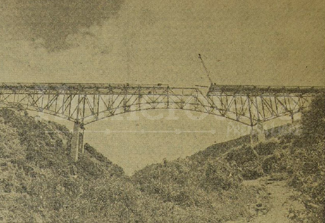 Una vista de la instalación de la armadura de acero del puente Belice. Publicado el 21 de noviembre de 1958. (Foto: Hemeroteca PL)