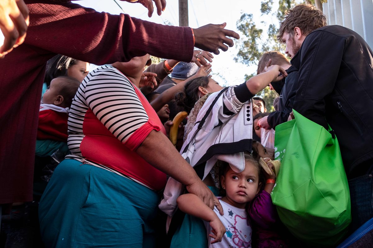 Cientos de migranes hondureños buscan ingresar a Estados Unidos. (Foto Prensa Libre: AFP)