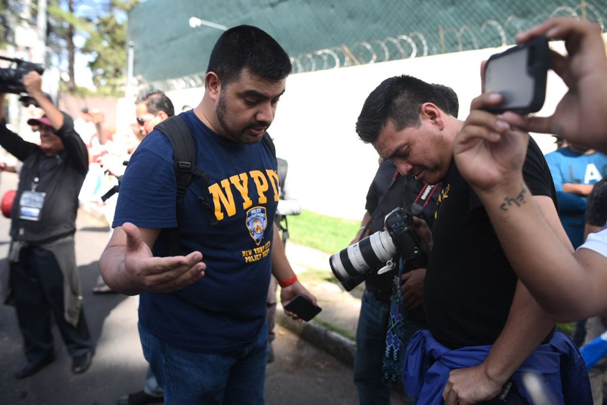 Momento en que Rodrigo Polo exige a uno de los periodistas sus credenciales de prensa. (Foto Prensa Libre: Cortesía)