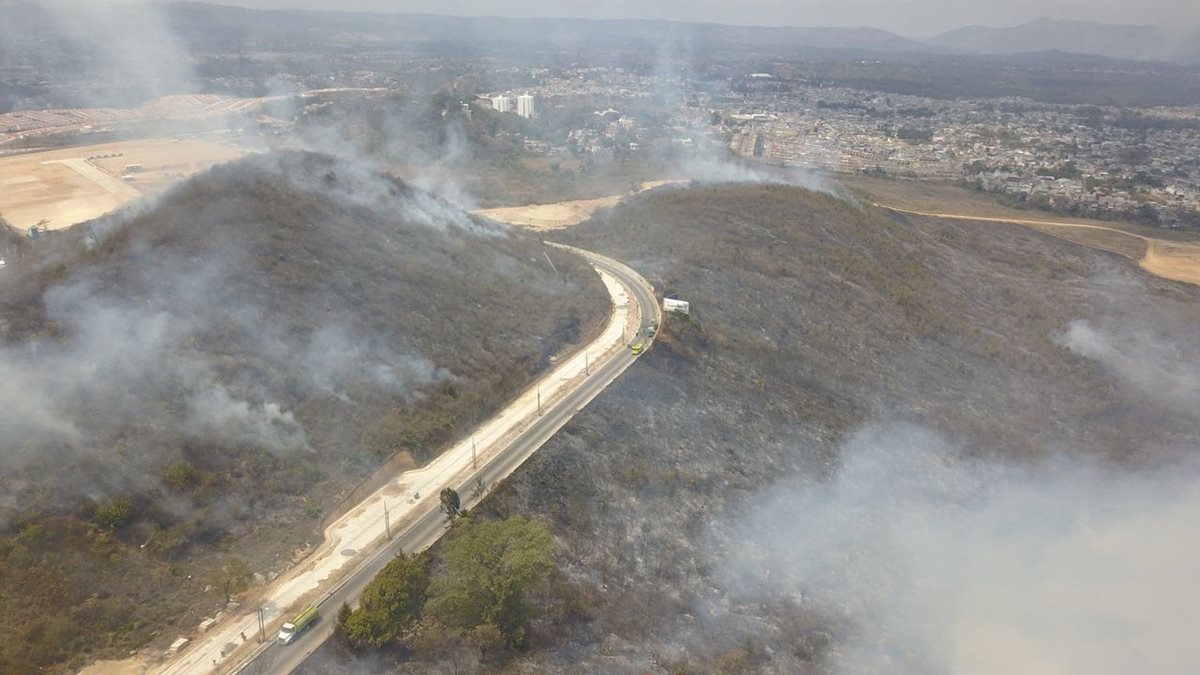Un helicóptero voló por el lugar para registrar los daños del incendio.
