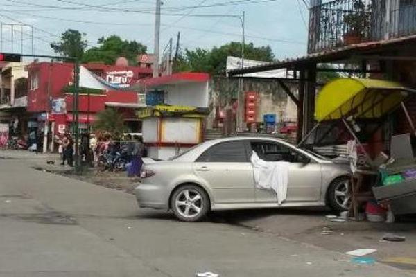 Los hombres muertos viajaban en un vehículo gris cuando fueron atacados en Nueva Concepción, en Escuintla. (Foto Prensa Libre: Carlos Paredes)
