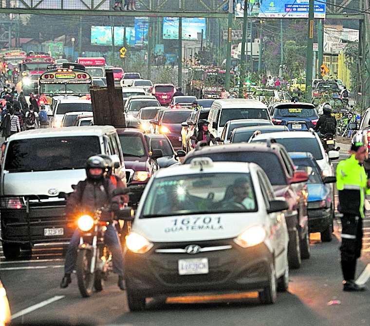 Con la regulación de carriles auxiliares en el bulevar San Cristóbal, zona 8 de Mixco, se espera facilitar el tránsito hacia la ciudad de Guatemala. (Foto: Hemeroteca PL)