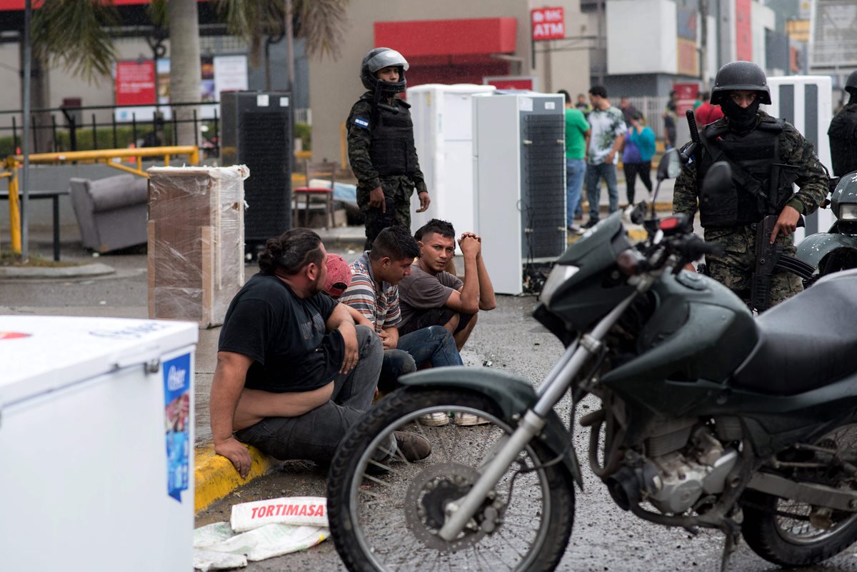 Policías vigilan a posibles responsables de saqueos tras las protestas en Honduras