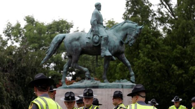 La retirada de la estatua de Robert E. Lee fue el origen de la polémica en Charlottesville. (Reuters)
