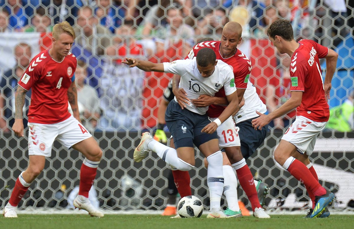 Kylian Mbappé, en acción, durante el juego que terminó 0-0 entre Francia y Dinamarca. (Foto Prensa Libre: EFE)