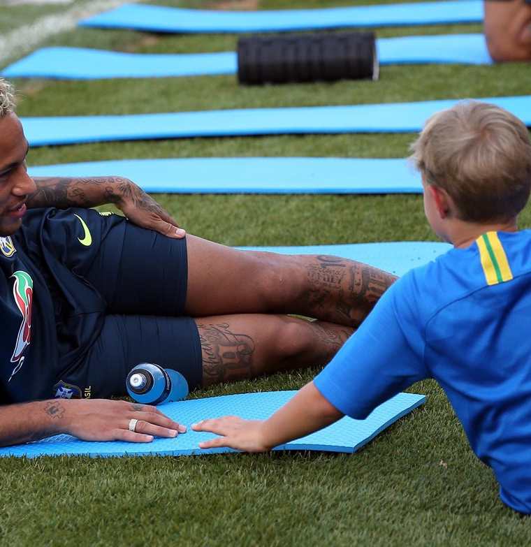 Lucca presenció todo el entrenamiento de Brasil y luego jugó con su padre. (Foto Prensa Libre: EFE)