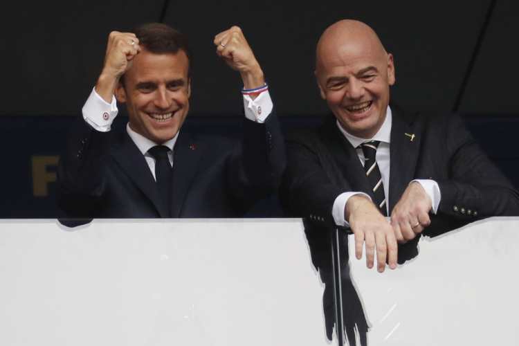 El presidente francés Emmanuel Macron celebra el abultado marcador de la selección de su país en la final del mundial de futbol Rusia 2018.