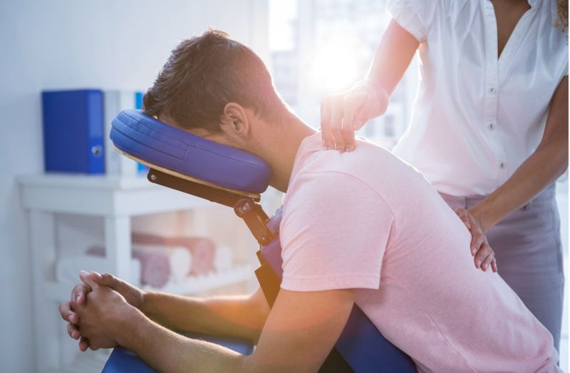 Las cuclillas y las sentadillas ayudan a un rango mayor de movimiento en las caderas, lo que ayuda a quitar presión al cuello y la espalda. GETTY