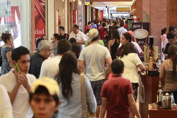 La mayoría de centros comerciales se abarrotan por las compras de la Navidad. El pago del aguinaldo le da dinámica financiera a la época. (Foto Prensa Libre: Hemeroteca PL)