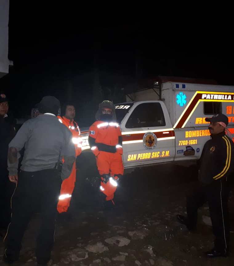 La patrulla de los Bomberos Voluntarios acudió al volcán Tajumulco, San Marcos, para rescatar a turistas. (Foto Prensa Libre: Whitmer Barrera)