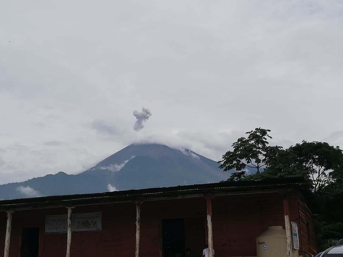 El Volcán de Fuego ha incrementado su actividad en las últimas horas. (Foto Prensa Libre: Conred).