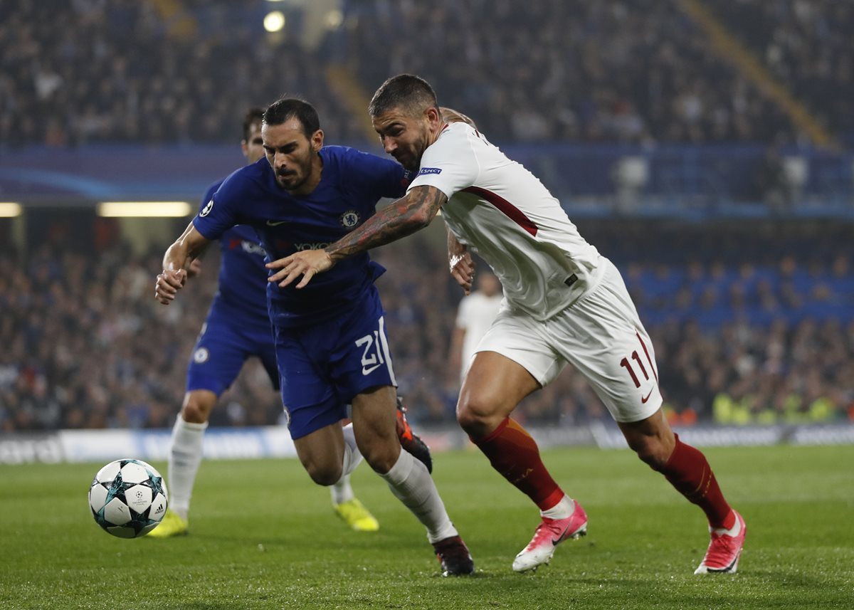 Davide Zappacosta del Chelsea disputa el balón con Aleksandar Kolarov.