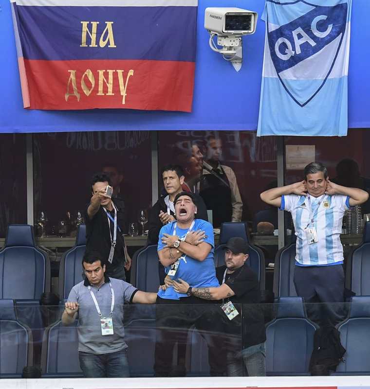 Este es el momento en el que Diego Maradona celebra el gol de Lionle Messi. (Foto Prensa Libre: AFP)