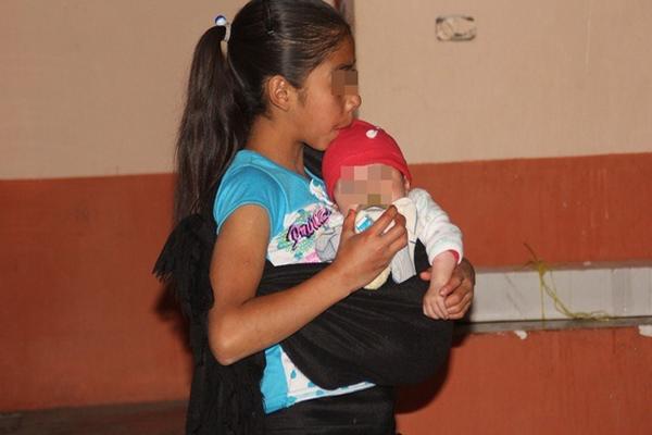 Muchos de los embarazos en niñas son producto de abusos cometidos por familiares o amigos cercanos. (Foto Prensa Libre: Mike Castillo)